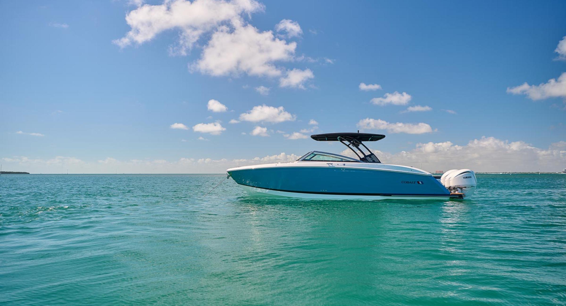 Cobaltboats R33 Outboard