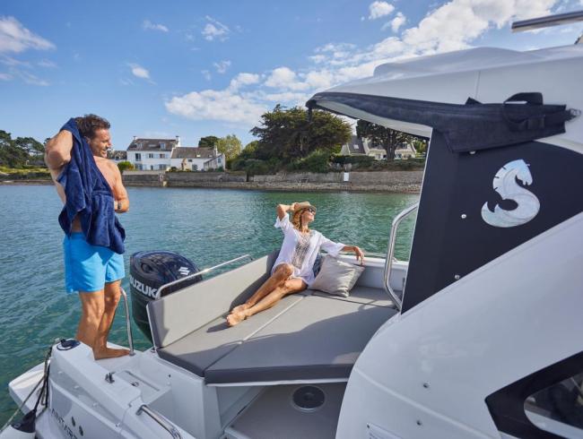 Beneteau Antaris 7 motorboot Beneteau Antaris 7 motorboot BOOT TE KOOP CRUISER