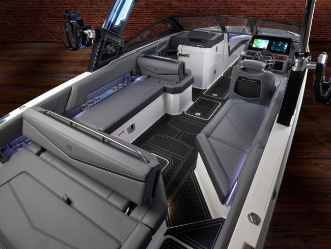 Cobaltboats R8 Surf Belgian Boat Service Nieuwpoort