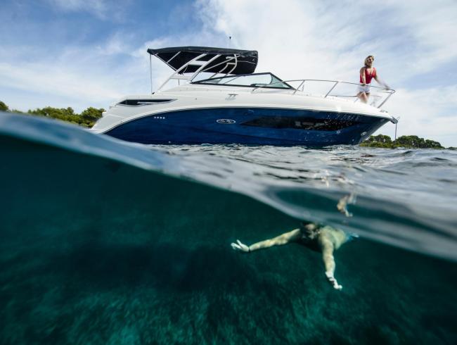 New Searay 290 Sundancer premiere op de Dusseldorf Boatshow BBS aanwezig op Searay stand