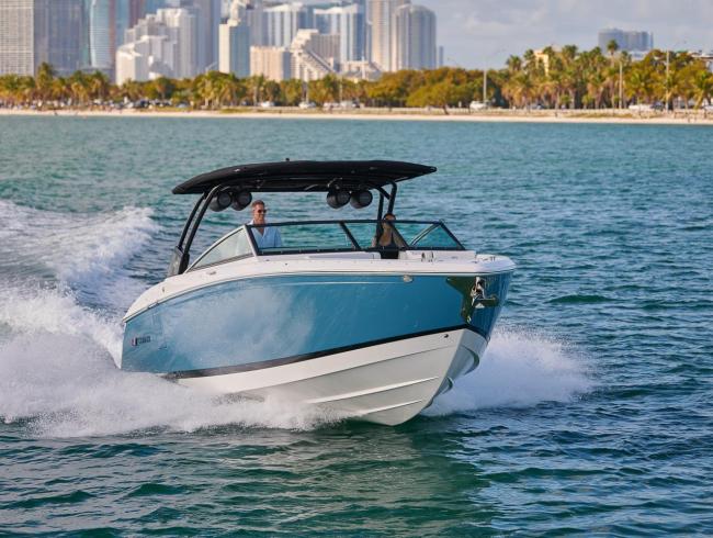 Cobaltboats R33 Outboard