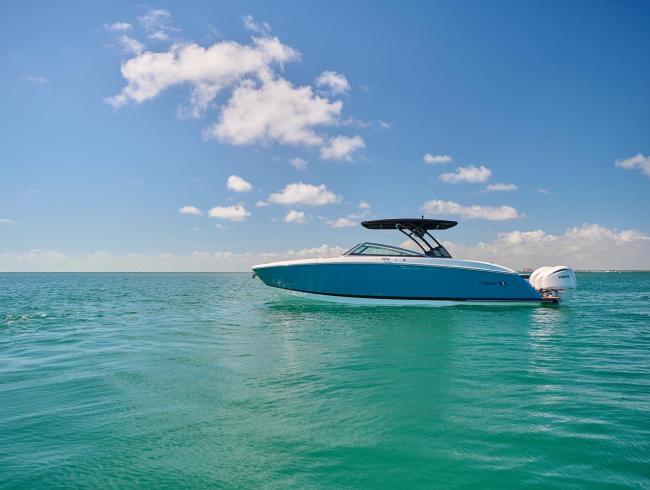 Cobaltboats R33 Outboard