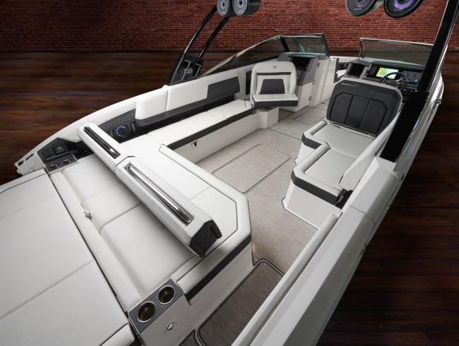 Cobaltboats R33 Outboard