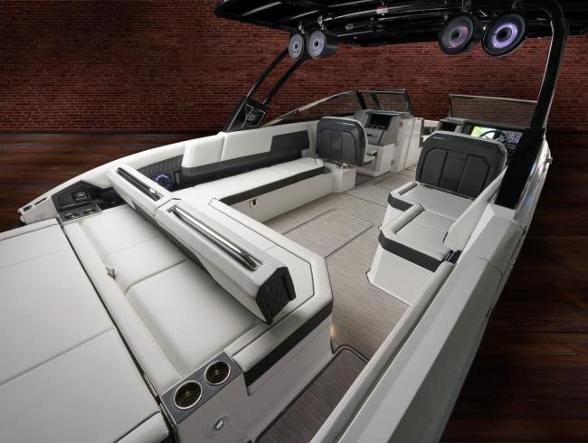 Cobaltboats R33 Outboard