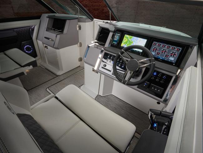 Cobaltboats R33 Outboard
