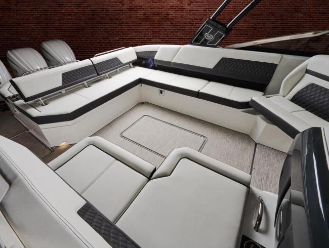 Cobaltboats R33 Outboard