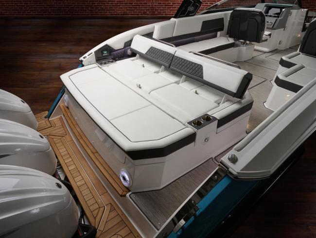 Cobaltboats R33 Outboard