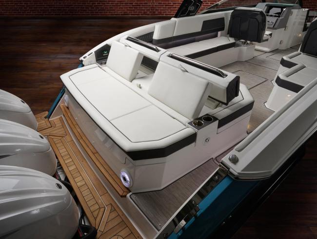 Cobaltboats R33 Outboard