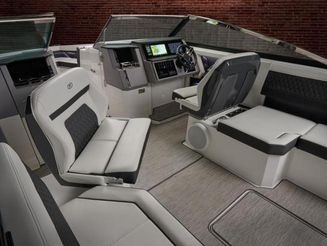 Cobaltboats R33 Outboard