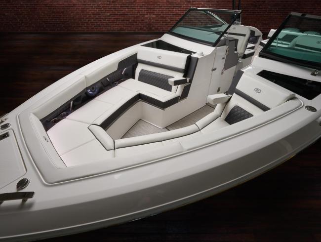 Cobaltboats R33 Outboard