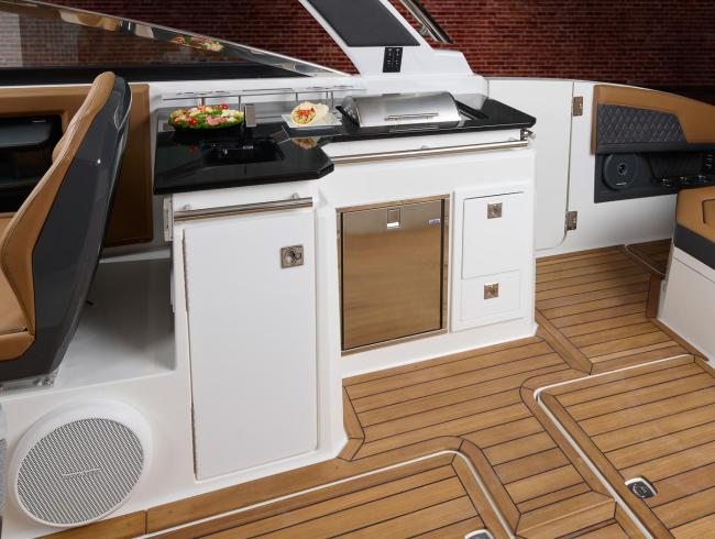 Cobaltboats R33 Outboard