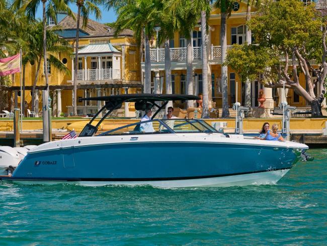 Cobaltboats R33 Outboard
