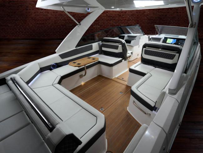 Cobaltboats R35 Outboard