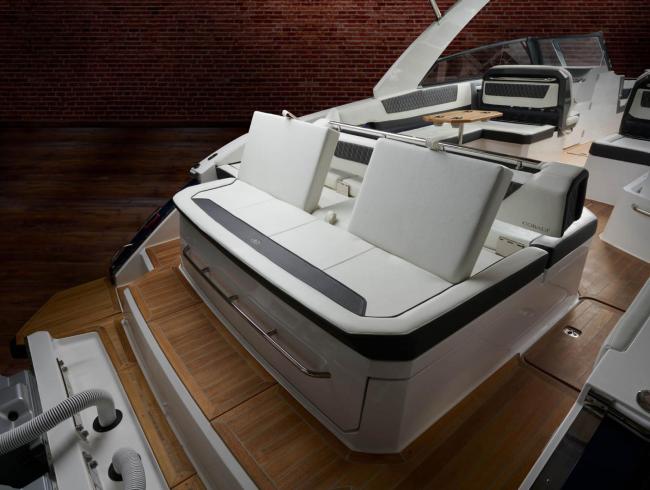 Cobaltboats R35 Outboard