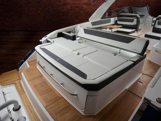 Cobaltboats R35 Outboard