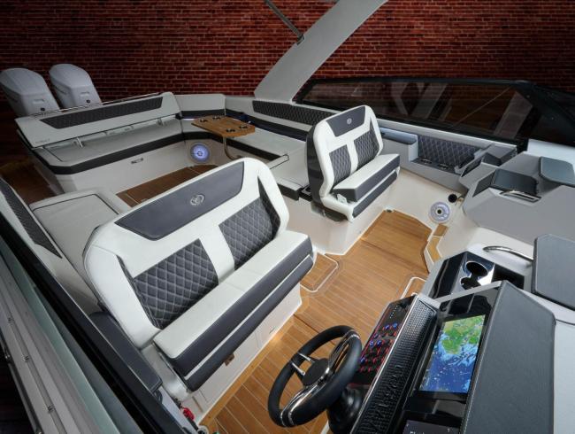 Cobaltboats R35 Outboard