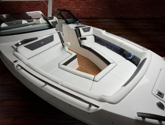 Cobaltboats R35 Outboard