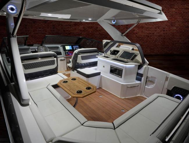Cobaltboats R35 Outboard