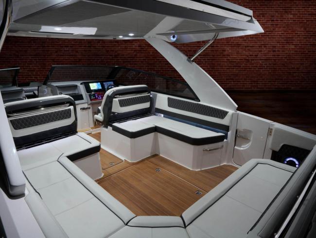 Cobaltboats R35 Outboard