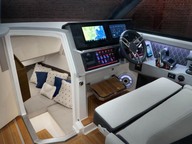 Cobaltboats R35 Outboard
