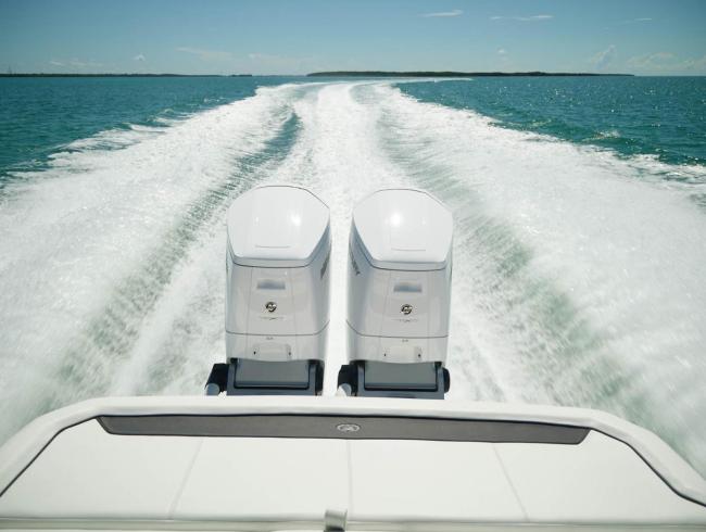 Cobaltboats R35 Outboard