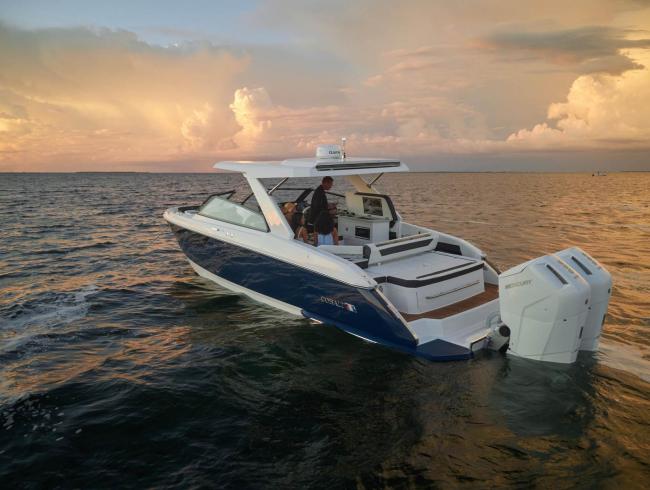Cobaltboats R35 Outboard