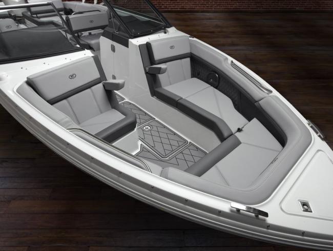 Cobalt R8 Outboard