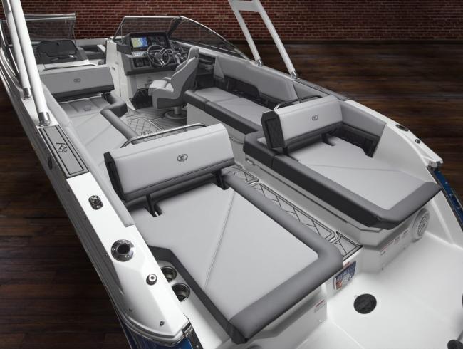 Cobalt R8 Outboard