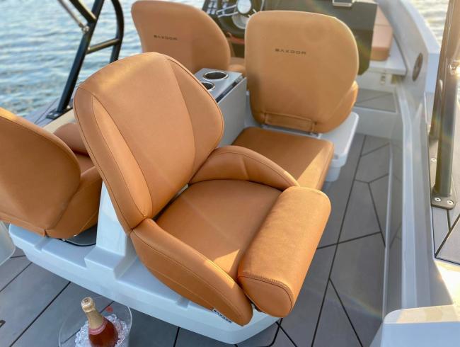 Saxdor 200 Sport 6 seat limousine seating