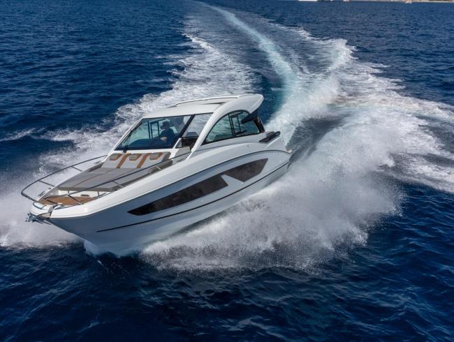 Beneteau 32 GT le benjamin de la gamme Gran turismo