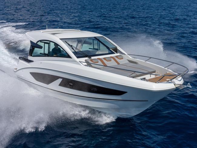 Beneteau 32 GT le benjamin de la gamme Gran turismo