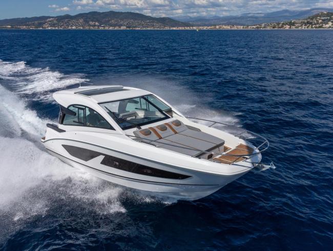 Beneteau 32 GT le benjamin de la gamme Gran turismo