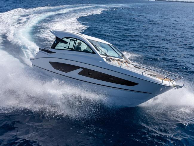 Beneteau 32 GT le benjamin de la gamme Gran turismo