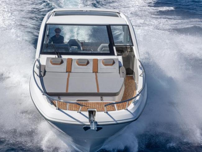 Beneteau 32 GT le benjamin de la gamme Gran turismo